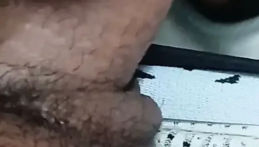 Freundin auf den Knien beim Blowjob