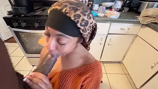 Минет большому черному члену на кухне