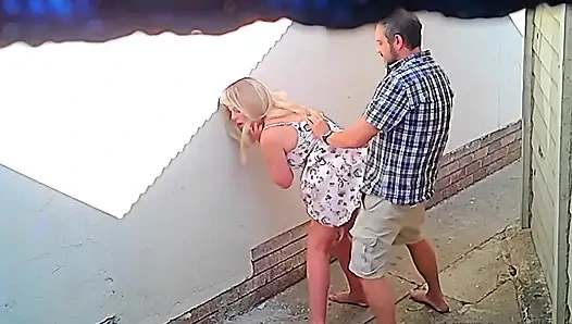 Kamera erwischte paar beim ficken vor dem öffentlichen restaurant