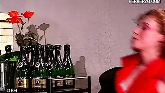 Zwei freunde bedecken sich mit eiern