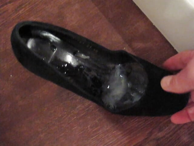 Abspritzen in täglich getragene Heels