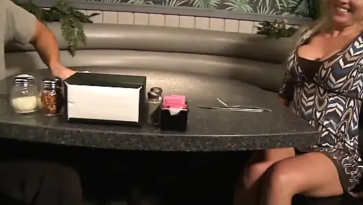 Ibu tiri yang sange ngentot di restoran favoritnya