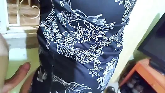 Aku pamer gaun baruku sama tetanggaku dan akhirnya crot di dalam memekku