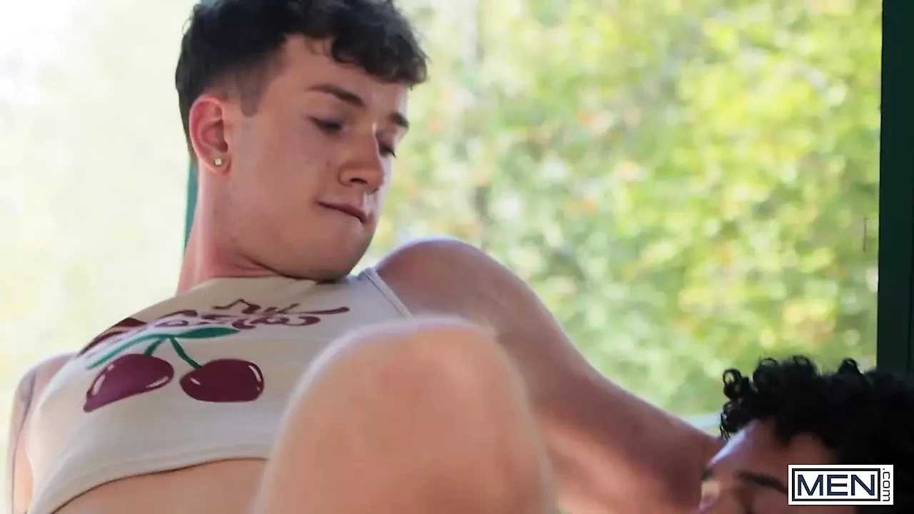 MUŽI - Finn August nabízí svůj perfektní kulatý zadek Kenzo Alvarez za hardcore bušení bez sedla