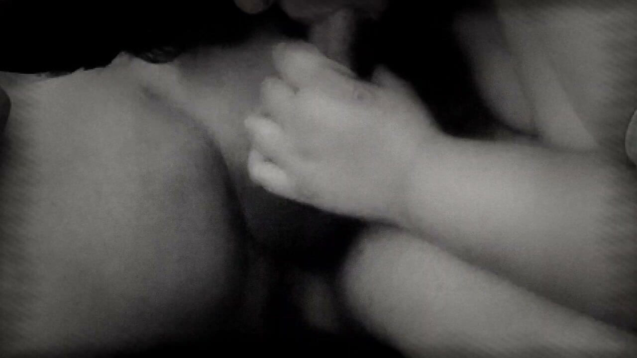 Liderlig gutt som tar jentas rumpe til munn og får henne til å få sæd i munnen.