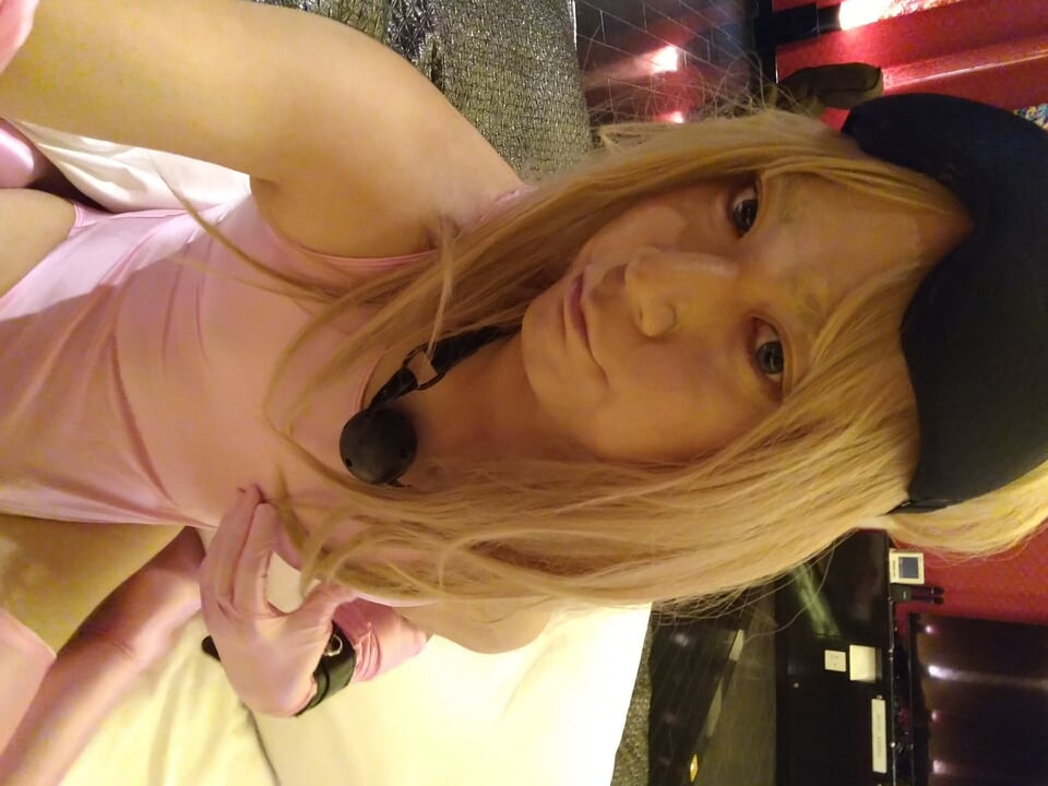 A blonde cross-dressing boy masturbated in an embarrassing manner with a blindfold and a ball gag!
