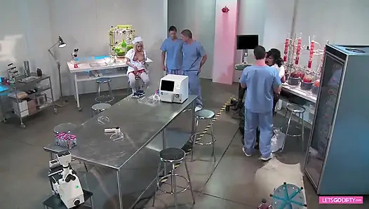 Heiße und geile schlampen nehmen es mit 2 schwänzen vom arzt auf