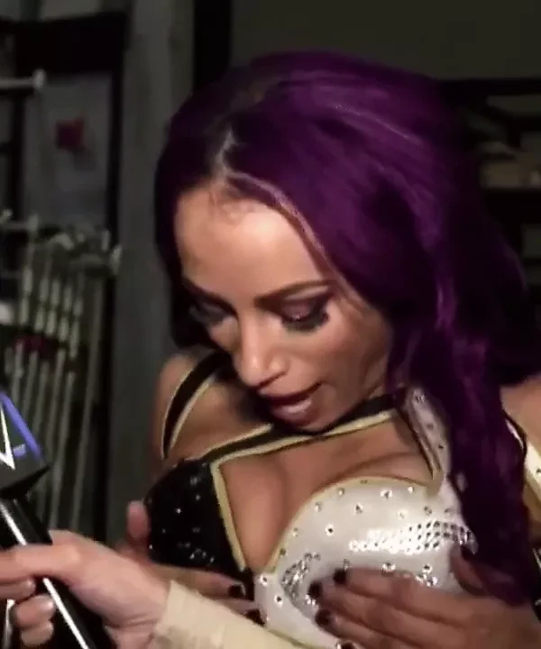 Sasha banks dodiruje njene sise
