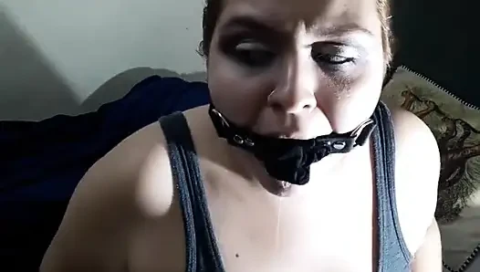 Halka ağzı tıkalı külot ağzını dolduruyor