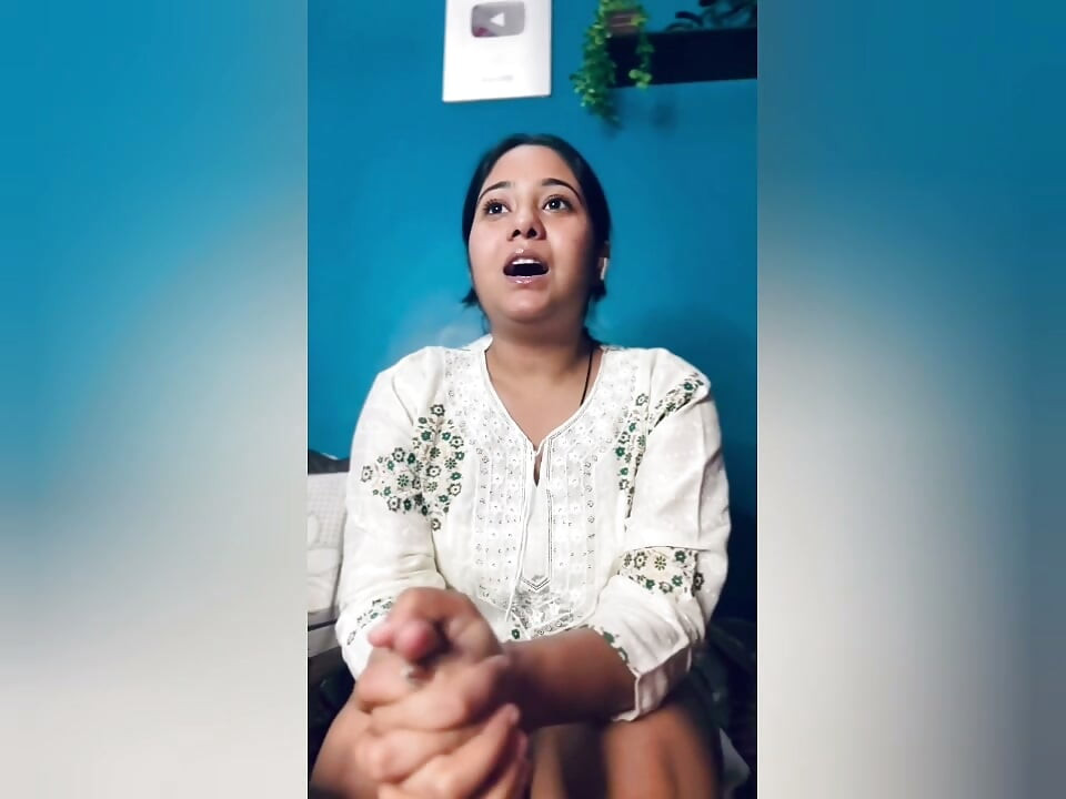 Desi Hot Bhabhi ji nahuli ang kanyang devar habang nagmamasterbate sa bahay, tapos nagkantutan sila, Hindi sex video na may maruruming salita.