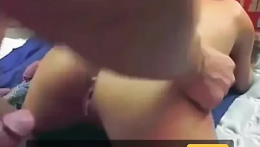 Pantat tetangga cewek cantik diregangkan sama pria yang lebih tua di ranjangnya