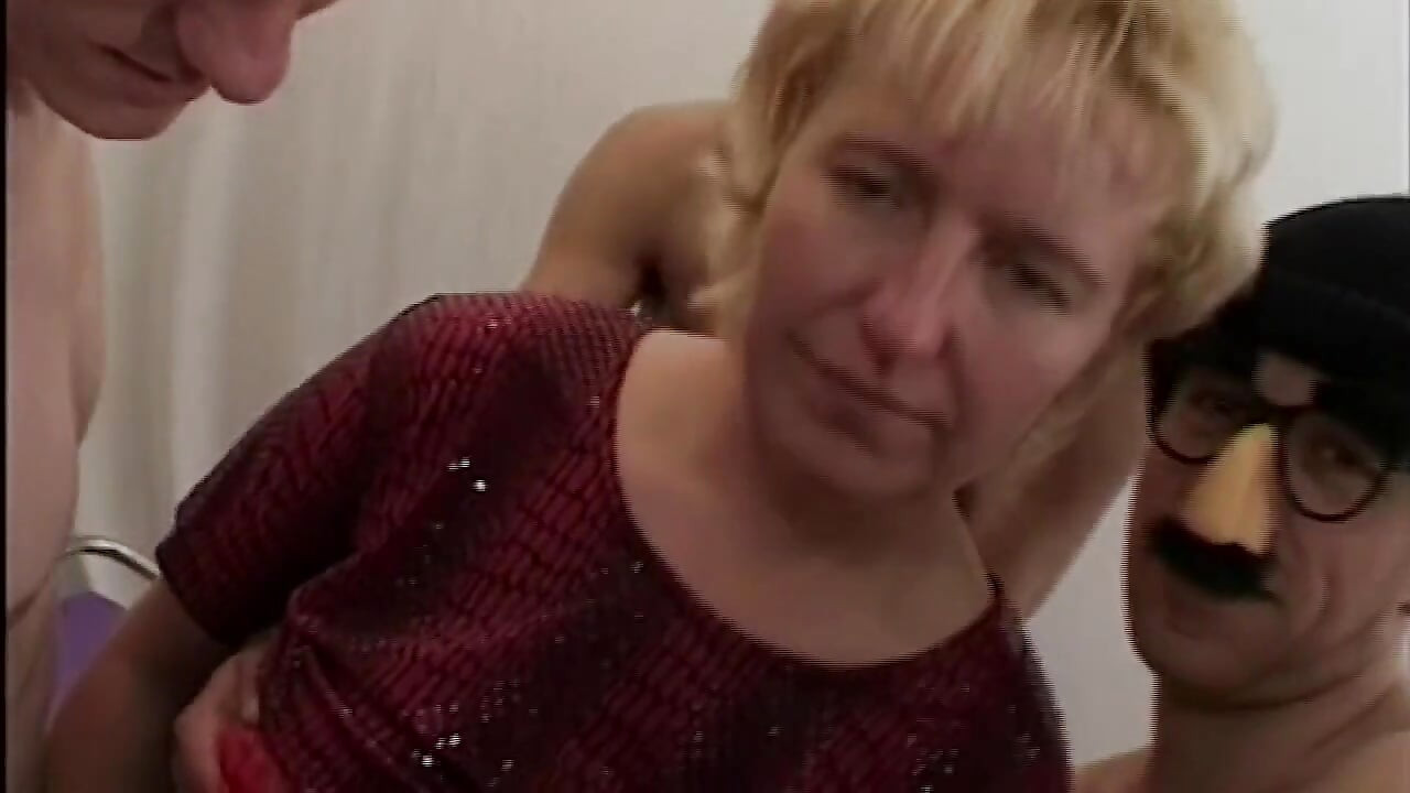 Geile blonde MILF gefingert und zu explosivem orgasmus bezeugt