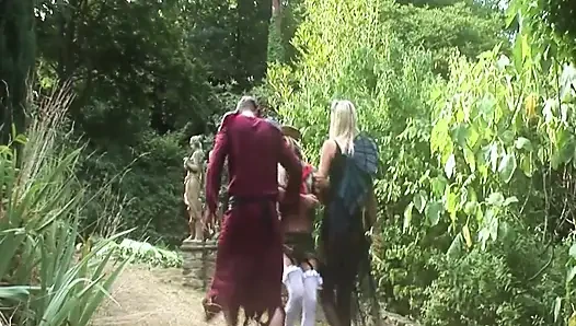 Sıkı amcıklar sahne 4_two sikiliyor sarışın kızlar ormanda üç yarağı aynı anda sikiyor