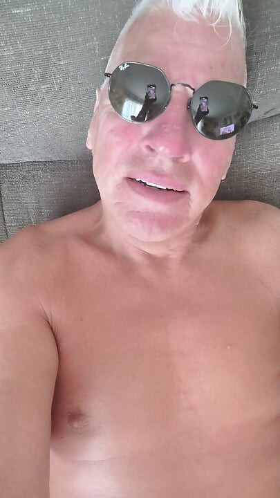 Polla gay caliente y bolas gay sexy.