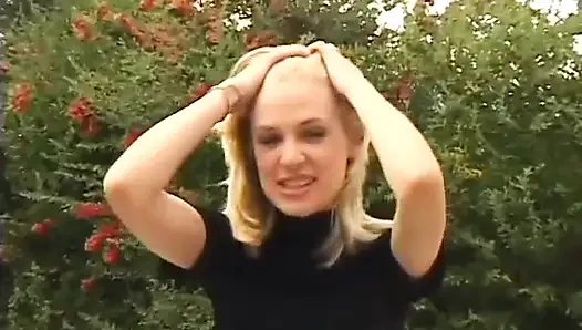 Sarışın hatun bahçede yarak emiyor