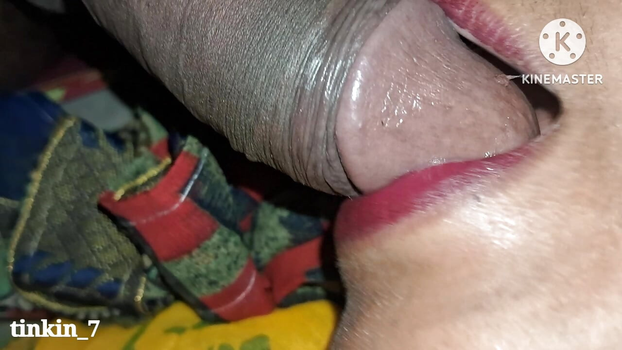 Isteri kampung Desi memasukkannya ke dalam mulutnya