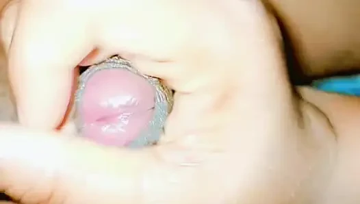 Komşumun penisini masaj yaptım ve boşalıyor