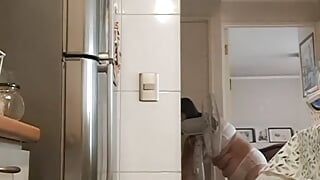 Сексуальная мамочка-хотвайф в нижнем белье на кухне, в кухне