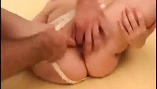 Pantat bahenol cewek hot rambut pirang ini dientot habis-habisan sama kontol besar sampai mengerang keenakan