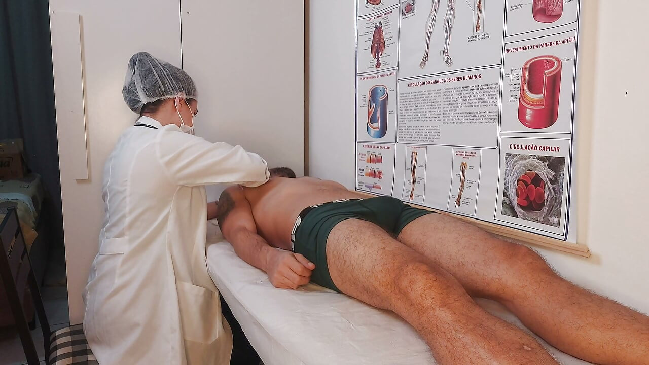Cương cứng khó quên trước mặt y tá