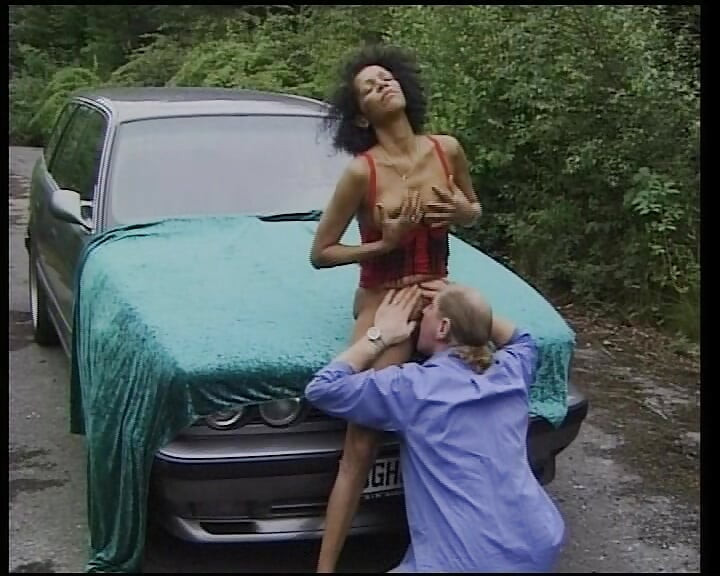 Ébano senhora tem uma grande carga de porra quente depois de lavar o carro
