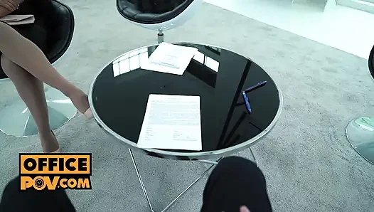 Cewek kantor ngentot dan minum air mani untuk menyelesaikan kesepakatan - itspov
