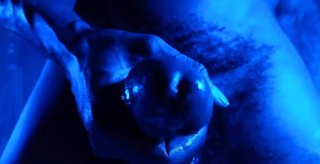 बड़े काले लंड की पूजा (चौकीदार) लंबी डार्क चॉकलेट मांसपेशियों टैटू बालों वाली बड़े काले लंड वाली Hallelujah Johnson अकेले हस्तमैथुन कर रही है