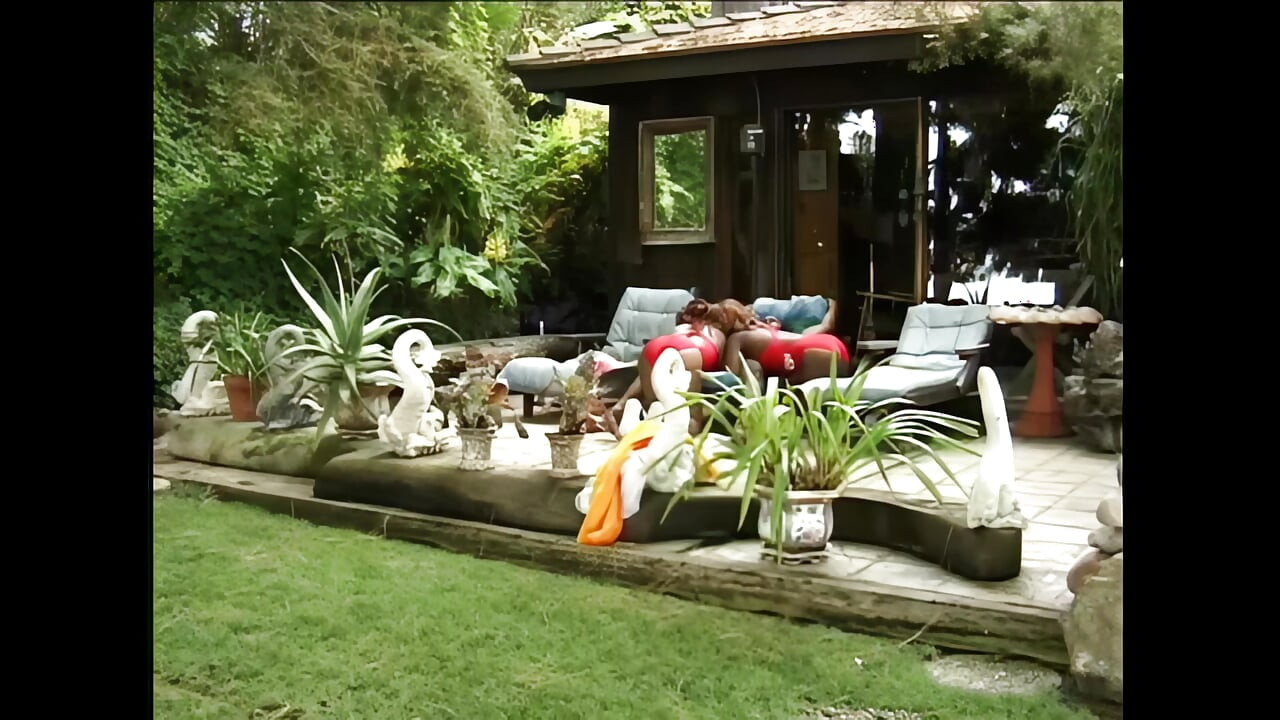 Deux Magnifiques Filles Noires Sucent Une Bite