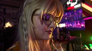 MOJE NEVLASTNÍ TETA MI UKAZUJE, JAK POUŽÍVAT SEXUÁLNÍ HRAČKY A UDĚLÁ MĚ DVAKRÁT