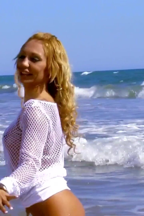 Seksi sarışın plajda büyük bir yarağa biniyor ve boşalıyor