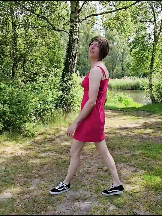 Annemieke est trempée de robe rose et de baskets