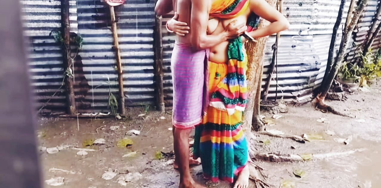 Bare stan bari gand vaali desi bhaabhi kamsin umr men ghar ke baahar barsaat ke mausam men devar ko chodti hai.