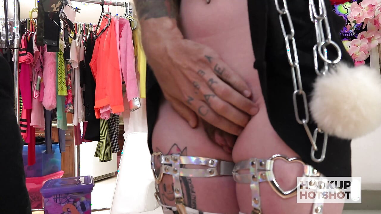 Lucia Valentine's poesje wordt nat met glijmiddel om geneukt te worden!