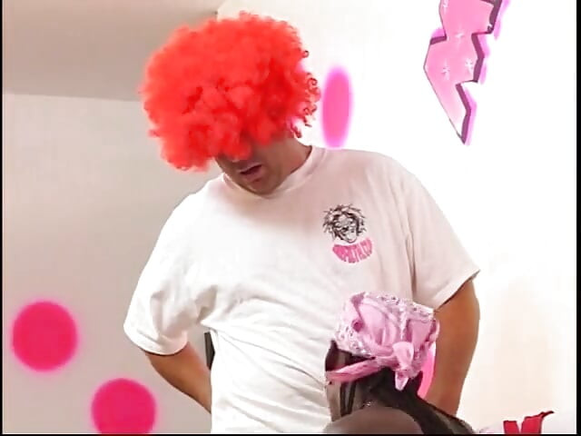 Güzel zenci küçük memeli bebek astride duruyor ve içine yarak alıyor