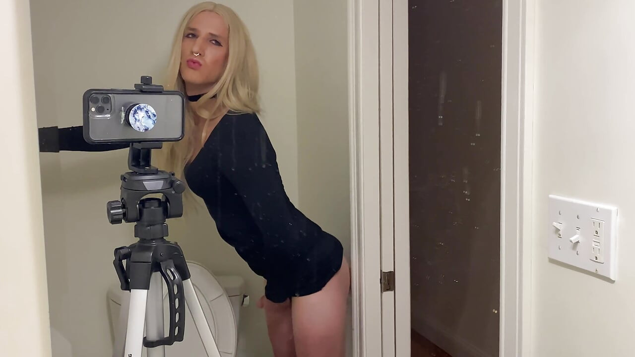 Het crossdresser knullas av utlösning dildo