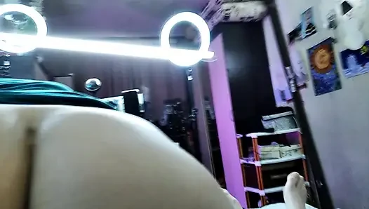 Siyah çoraplı, büyük meme uçları ve ağzında bir yarak olan olgun bebek...))