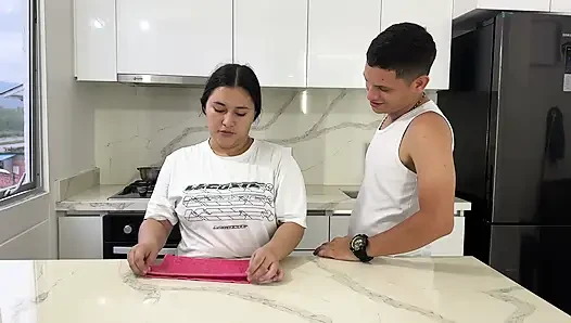 Cewek semok latina dengan pantat bahenol ini dientot habis-habisan sama pacarnya! Homemade Sex with Duo