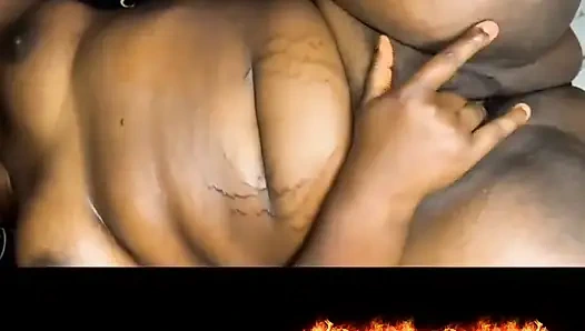 Pijat berminyak berubah menjadi penetrasi memek yang dalam & hot sendirian