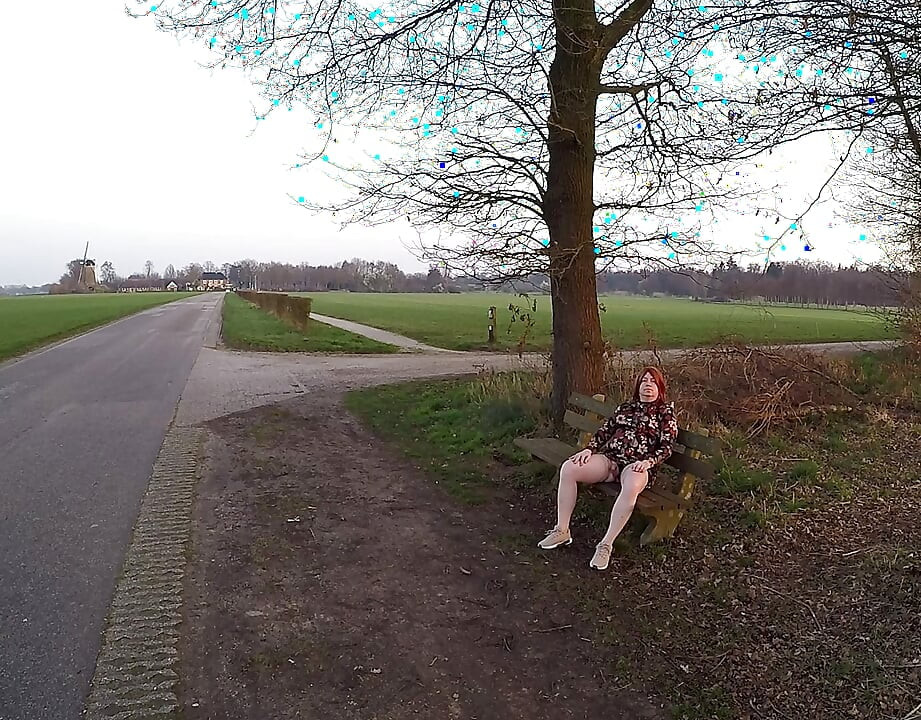 Nicki-Crossdress Handjob Outdoor