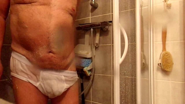 Me Hotbill shower and washing