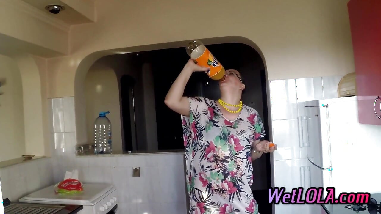 Mature woman pee huge volume on the kitchen floor