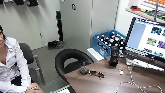 Französisches lesbisches schätzchen musste mit spielzeug mit der muschi ihrer freundin spielen