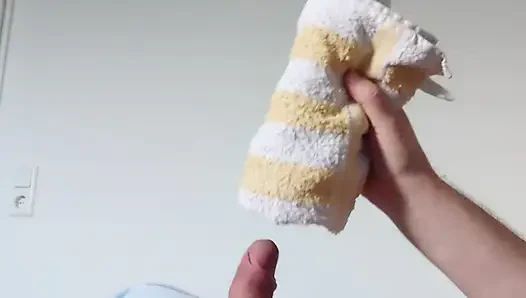 Küçük Penis Havluyla Eğleniyor