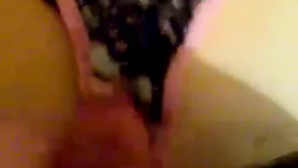 Cum üzerinde siyah ve pembe külot