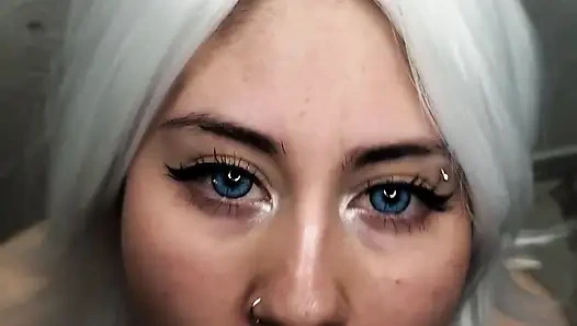 18-летняя шлюшка обожает вставать толстый член