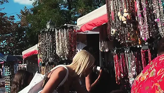 İri göğüslü sarışın orta yaşlı seksi kadın röntgencilere herkesin içinde yabancıyı boşaltıyor