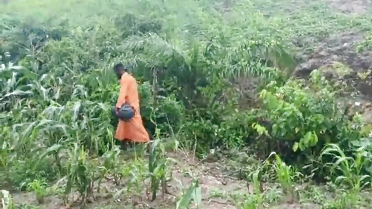 Kami pergi ke sungai dan melakukan seks yang lembut