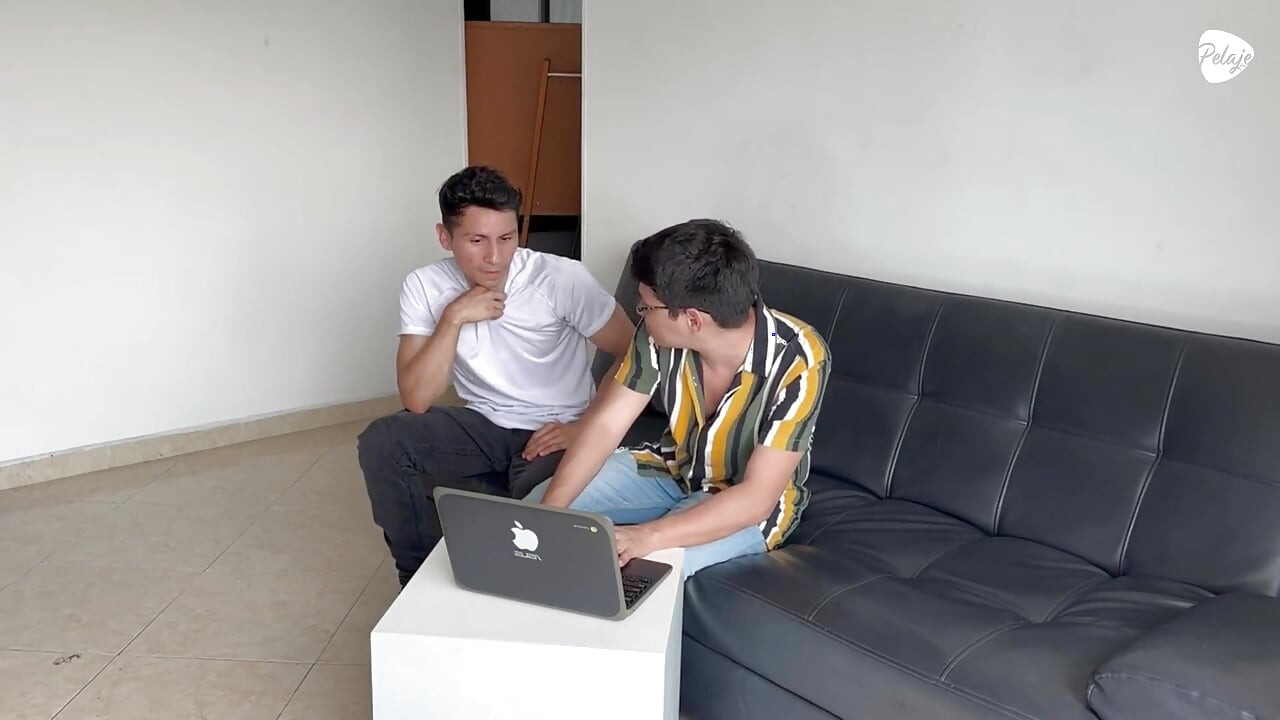 Kupac me nazove da mu popravim laptop, pronađem puno gay pornića i odlučim mu dati popust za jebanje s njim.