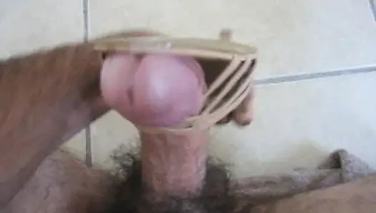 Topuklu ayakkabılarla mastürbasyon yapıyor