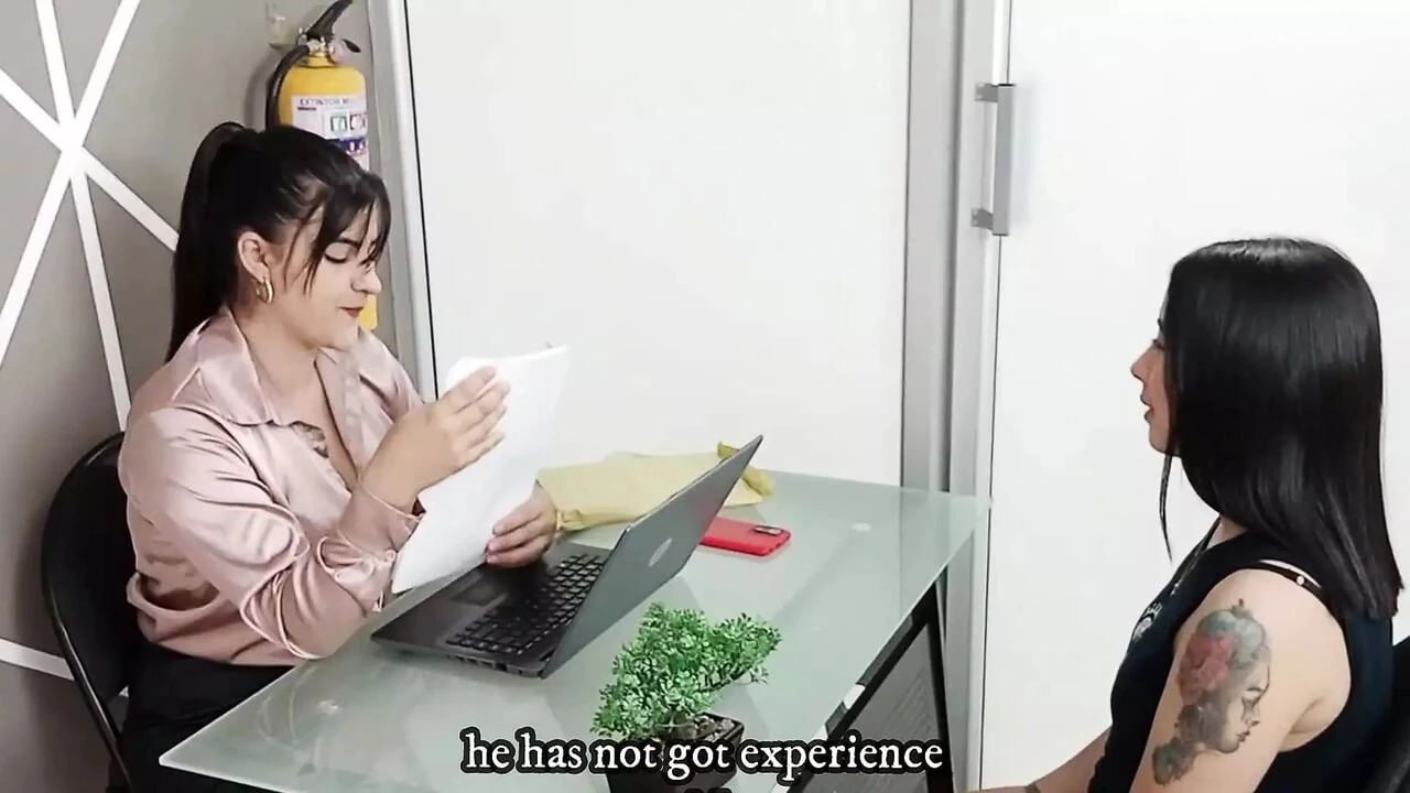 A job interview I get horny and have lesbian sex with the secretary - Porn in Spanish